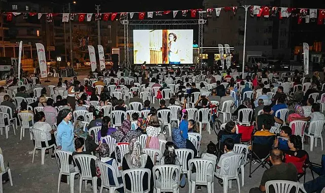 Tarsus'ta açık hava sineması nostaljisi: Mahalle sakinleri beyaz perdede buluştu