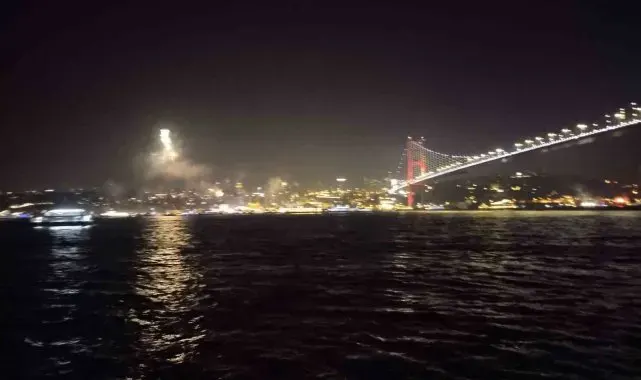 İstanbul Boğazı'nda havai fişekli yeni yıl coşkusu