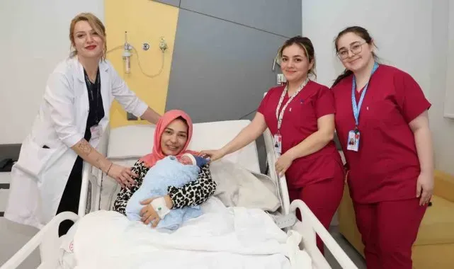 İzmir'de yeni yılın ilk bebeği Mahir Deniz oldu
