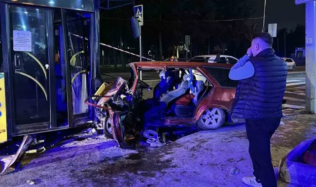 Eyüpsultan'da otomobil ile İETT otobüsünün çarpıştığı kazada 2 kişi hayatını kaybetti
