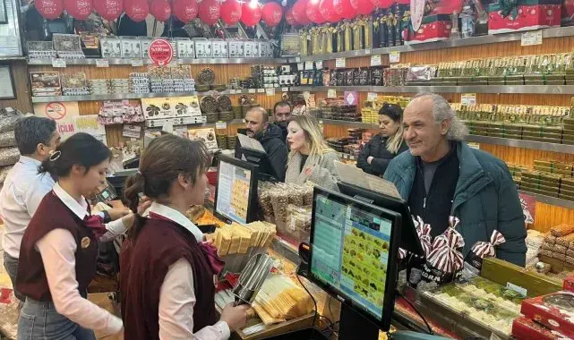 Yeni yıl öncesi kuruyemişçilerde yoğunluk yaşandı