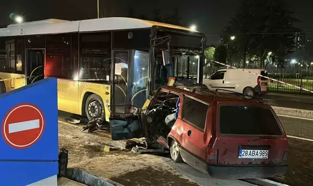 Eyüpsultan'da Tofaş otomobil İETT otobüsü ile kafa kafa çarpıştı: 2 ağır yaralı