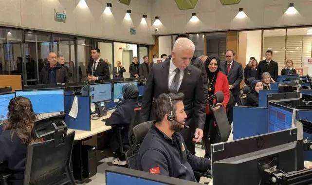 İstanbul Valisi Davut Gül, 112 Acil Çağrı Merkezi'nde çalışanların yeni yılını kutladı