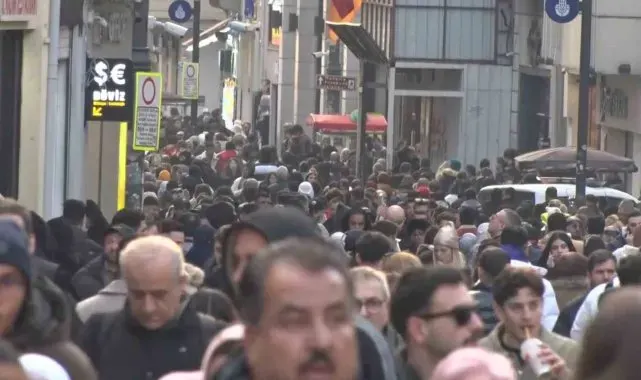 Yeni yıla saatler kala İstiklal Caddesi'nde insan seli