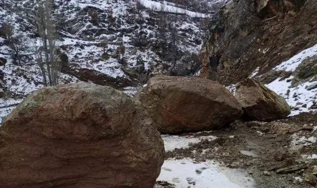 Diyarbakır'da yamaçlardan yollara düşen kayalar temizlendi
