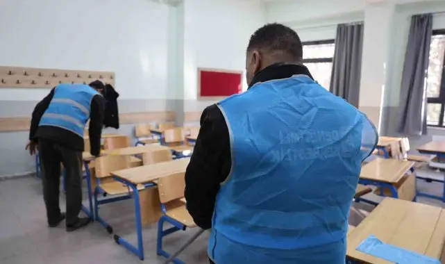 Elazığ'da yükümlüler okulu temizledi