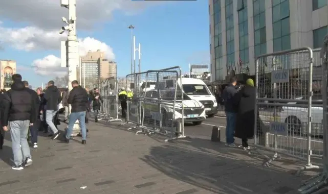 Taksim Meydanı demir bariyerlerle kapatıldı