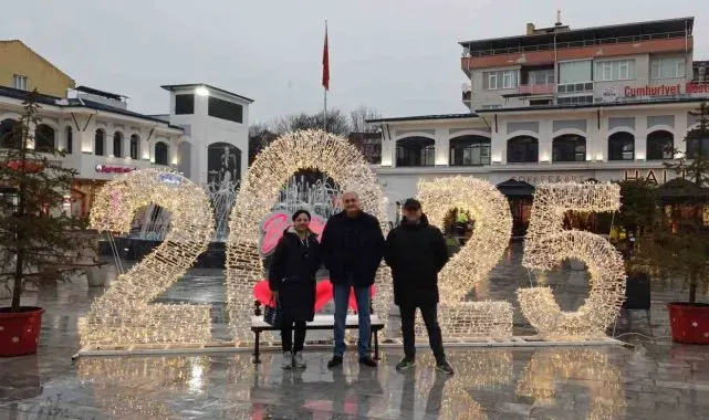 100. Yıl Çarşı Meydan yılbaşına özel ışıl ışıl oldu