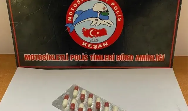 Keşan'da polisin durdurduğu şüphelinin üzerinde sentetik ecza ele geçirildi