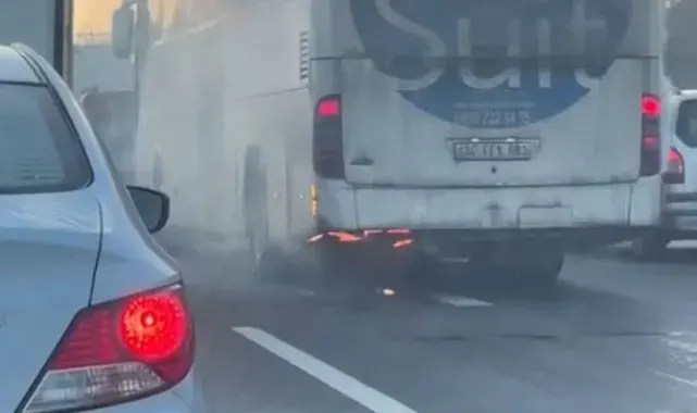 İstanbul'da yolcu otobüsünün alev almaya başladığı anlar kameraya yansıdı