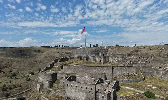 Kars'ın zirvesinde 900 yıllık tarih: Kars Kalesi ihtişamıyla büyülüyor