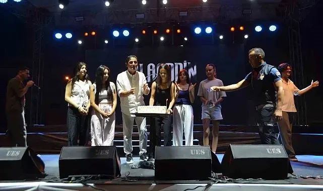 Çiçek takdimi için çıktığı sahnede sürprizle karşılaştı