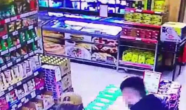 Elazığ'da bir grup genç, reyondaki ürünleri yiyip hiçbir şey olmamış gibi çıktı