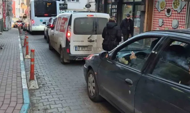Süleymanpaşa'nın dar sokaklarında trafik çileye dönüşüyor