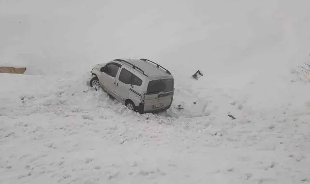 Bingöl'de araç şarampole yuvarlandı: 3 yaralı