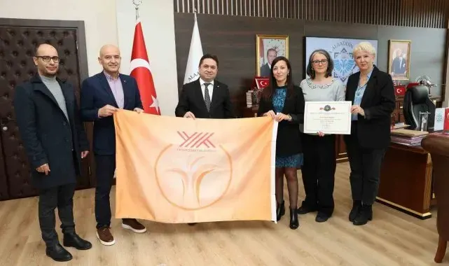 ALKÜ'de turuncu bayrak gururu
