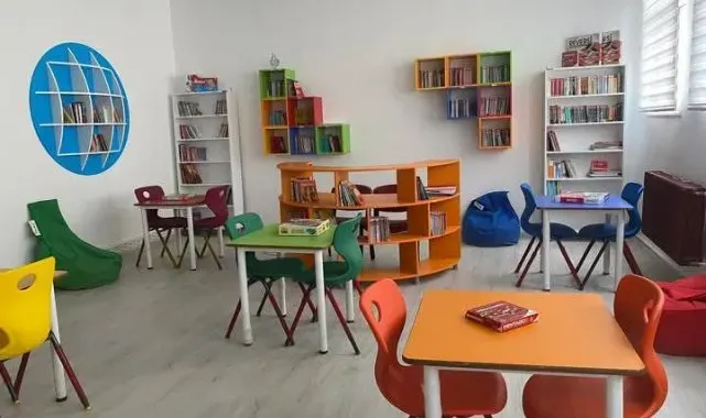 Akşehir'de hayırsever aileden okula kütüphane