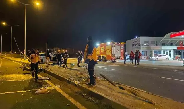 Direksiyon hakimiyetini kaybeden sürücü direklere çarparak durdu
