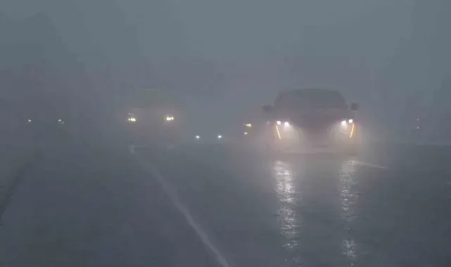 Denizli - Antalya karayolunda etkili olan yoğun sis ve kar yağışı sürücüleri zorladı