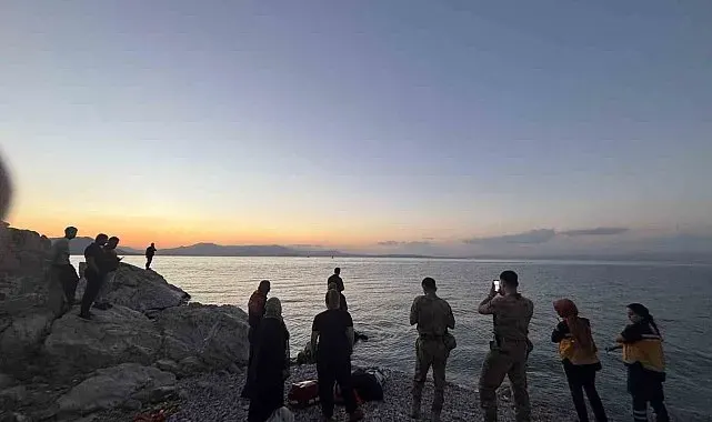 Kayalıklarda mahsur kalan genç kız kurtarıldı