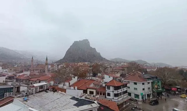 Afyonkarahisar'da beklenen kar yağışı öğle saatlerinden başladı