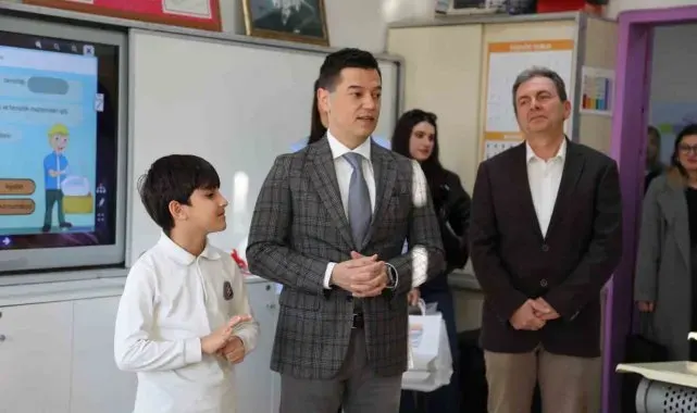 Başkan Ünlü, minik başkanı kırmadı