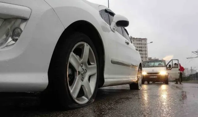 Çukura düşen 20'ye yakın aracın tekerleri patladı