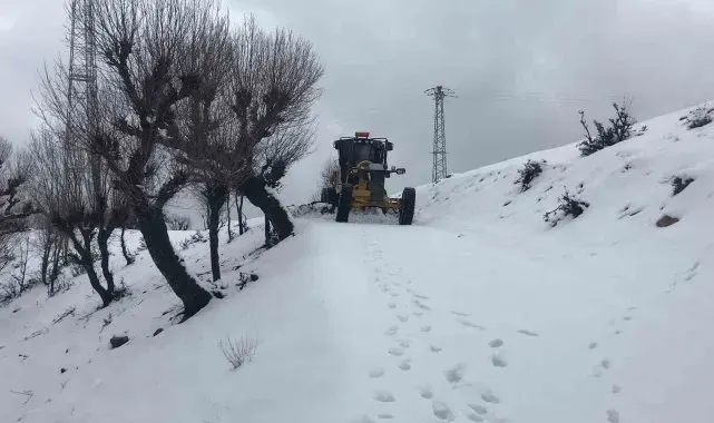 Diyarbakır'da kardan kapanan 300 kilometrelik yol ulaşıma açıldı