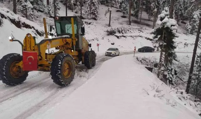 Büyükşehir Göksun'da kar mücadelesini sürdürüyor