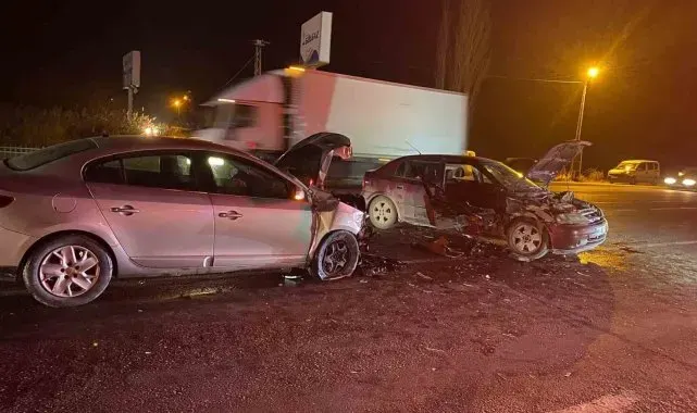 Adıyaman'da 2 otomobil çarpıştı: 5 yaralı