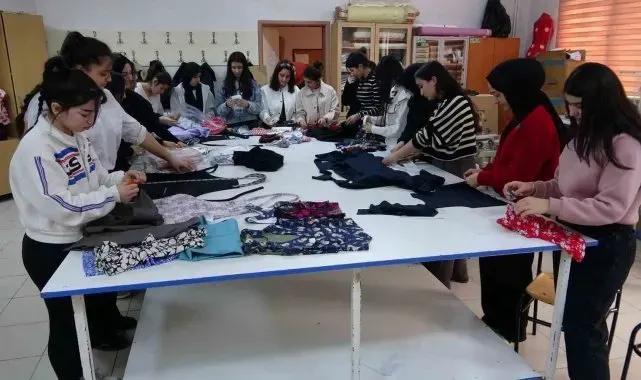 Van'da moda tasarım öğrencileri ihtiyaç sahibi olanlar için dikiyorlar