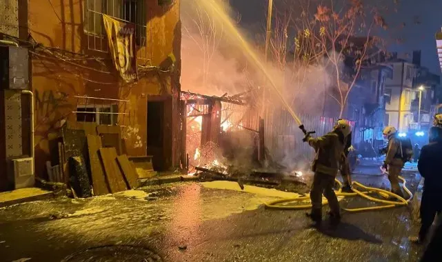 Beyoğlu'nda 3 katlı ahşap bina alevlere teslim oldu