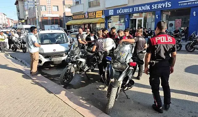 Hafif ticari aracın çarptığı motosikletli polis yaralandı