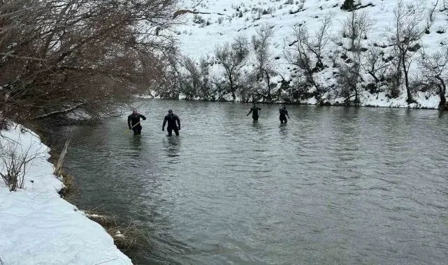 Dalgıçlar buz gibi suda kayıp öğretmeni arıyor