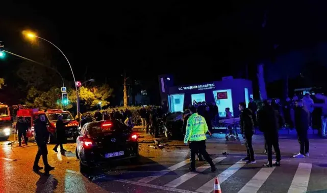 Bursa'da iki otomobil kafa kafaya çarpıştı: 2 yaralı