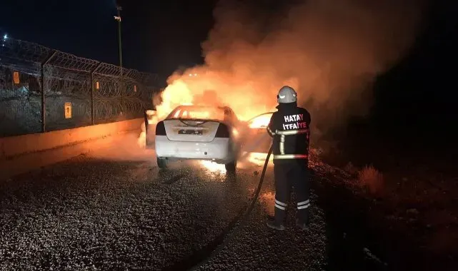 Reyhanlı'da çıkan yangında otomobilde maddi hasar oluştu