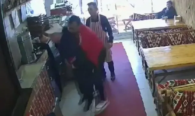 Down sendromlu vatandaşı heimlich manevrası kurtardı: O anlar güvenlik kamerasına yansıdı