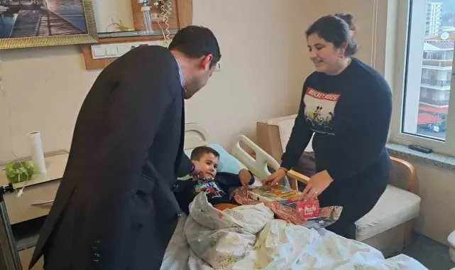 Başhekim Akkaya'dan çocuklara yılbaşı sürprizi