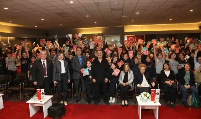 Gaziantep Kolej Vakfı Ahmet Ümit'i ağırladı