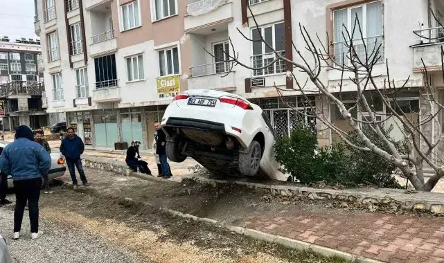 Besni'de otomobil apartman boşluğuna düştü