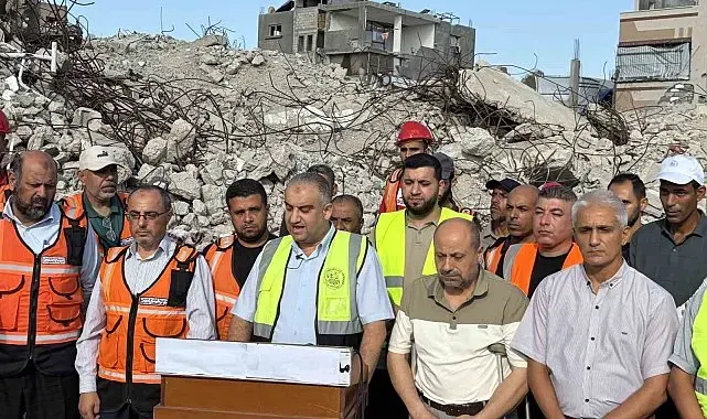 Gazze'de 6 katlı binanın enkazındaki 150 cenaze için "tek" iş makinesiyle arama başlatıldı