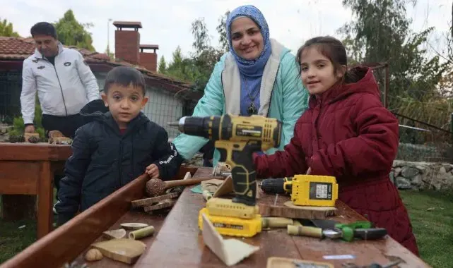 Çocuklar, hayallerindeki arabaları marangozluk atölyesinde aileleriyle birlikte yaptılar