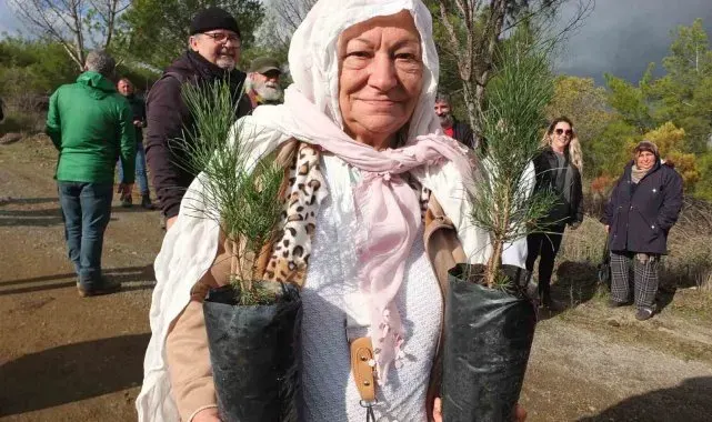 Burhaniye de 83' lük Leyla nine ağaç dikti