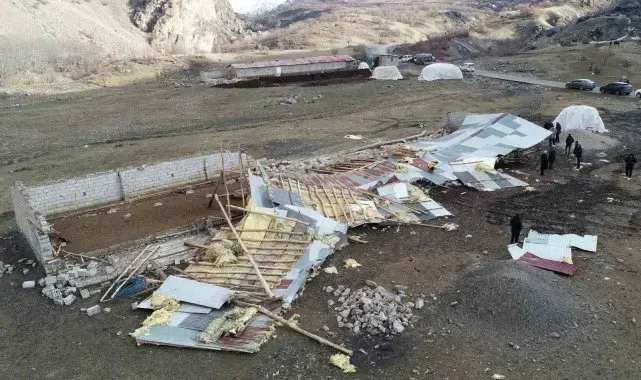 Çatak'ta fırtına çatıları uçurdu