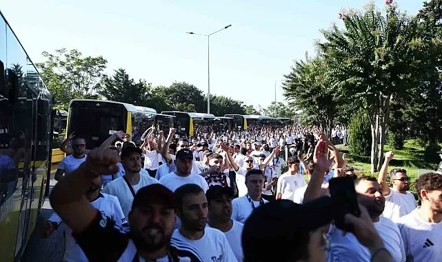 Beşiktaş taraftarı stada geldi