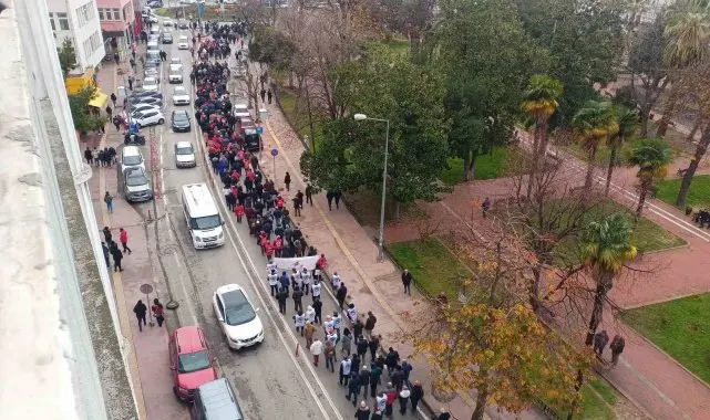 Emekliler, maaş beklentileri için yürüdü
