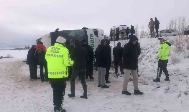Kars'ta yolcu otobüsü devrildi: 23 yaralı