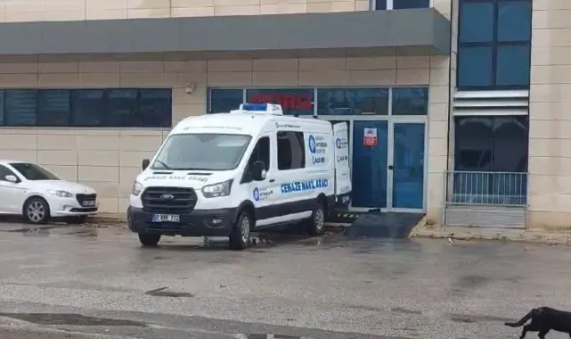 Eski kız arkadaşının babası tarafından bıçaklanan genç, hayata tutunamadı