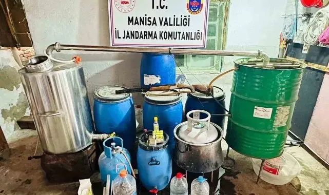 Manisa'da yılbaşı öncesi sahte içki operasyonu: 610 litre rakı ele geçirildi