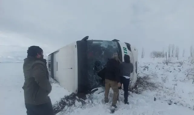 Kars'ta yolcu otobüsü devrildi: Çok sayıda yaralı var